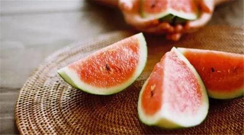 网红热巴吃热瓜  第2张