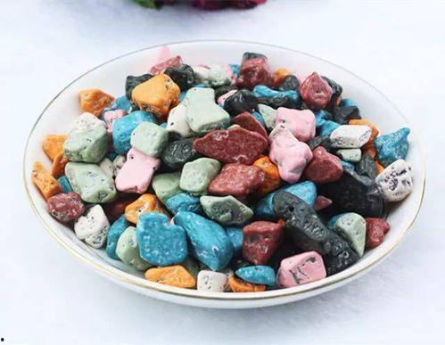 小布娱乐边吃零食边吃瓜,零食瓜果相伴，轻松畅享娱乐时光